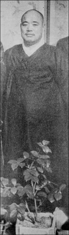 1939년 차남 한웅의 결혼식 때 한복을 차려입은 최남선의 모습. 당시 최남선은 만주국 건국대학 교수로 재직하고 있었다.